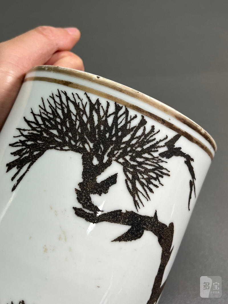 清同治  刻瓷描金苍松图笔筒 - 图23